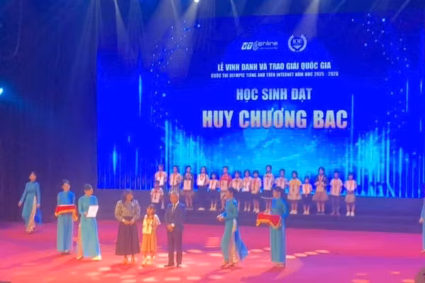 Ban tổ chức trao Huy chương Bạc cho thí sinh đạt giải.