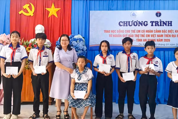 Trao 25 suất học bổng cho học sinh khó khăn xã Óc Eo, tỉnh An Giang.