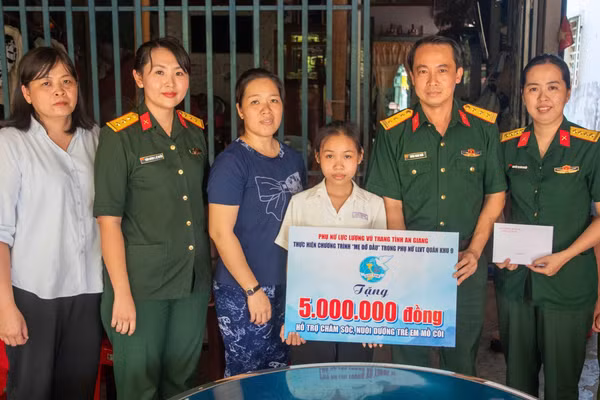 Phụ nữ Lực lượng vũ trang tỉnh An Giang trao hỗ trợ cho trẻ em mồ côi trong Chương trình "Mẹ đỡ đầu".