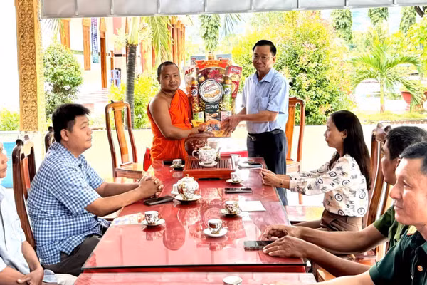 Lãnh đạo xã Ô Lâm (tỉnh An Giang) chúc mừng Lễ Sen Đôn Ta của đồng bào dân tộc Khmer.
