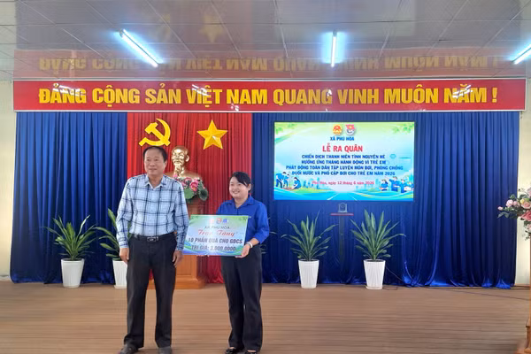 Ban tổ chức Chiến dịch Thanh niên tình nguyện hè trao bảng tượng trưng tặng quà cho gia đình chính sách.