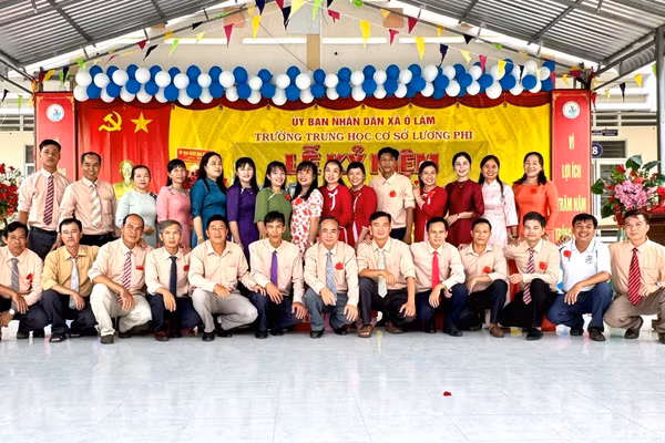 Tập thể CBQL, GV Trường THCS Lương Phi (xã Ô Lâm, tỉnh An Giang).