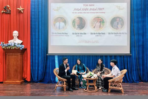 Các diễn giả giao lưu tại tọa đàm. Ảnh: TN.