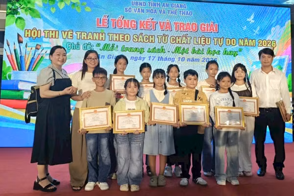 Các em HS đạt giải Hội thi Vẽ tranh theo sách từ chất liệu tự do năm 2026.