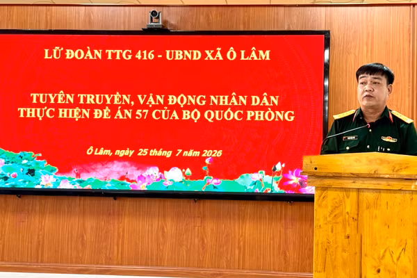 Đại tá Phạm Ngọc Tân, Bí thư Đảng ủy, Chính ủy Lữ đoàn Tăng thiết giáp 416 (Quân khu 9) phát biểu tại Chương trình.