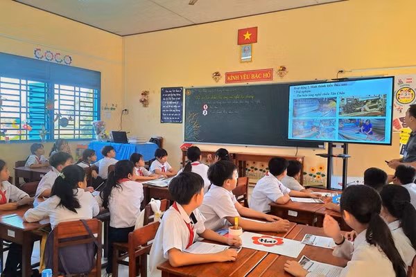 Giáo viên dạy thực nghiệm nội dung Giáo dục địa phương.