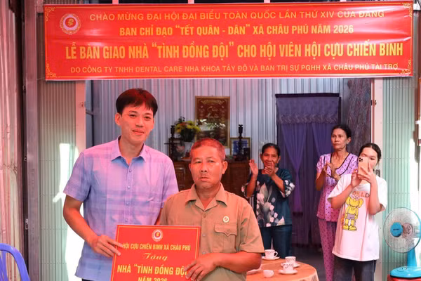 Trao bảng tượng trưng tặng nhà "Tình đồng đội" cho gia đình ông Nguyễn Văn Hầu ngụ xã Châu Phú, tỉnh An Giang.