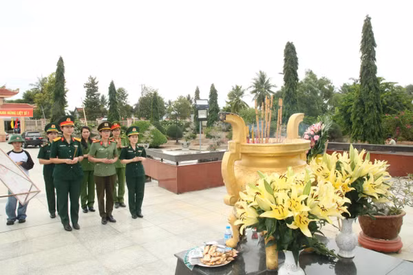 Đoàn dâng hoa, dâng hương Nghĩa trang Liệt sĩ Chợ Mới (tỉnh An Giang).