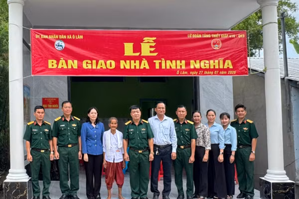 Lữ đoàn Tăng thiết giáp 416 (Quân khu 9) trao nhà tình nghĩa cho gia đình có công.