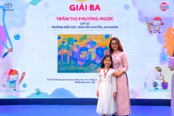 Học sinh và giáo viên hướng dẫn đạt giải Ba cuộc thi.