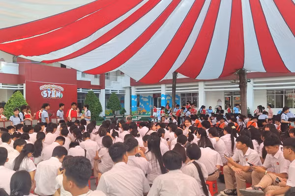 Quang cảnh ngày hội. Ảnh: TN.