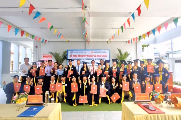 Trao bằng tốt nghiệp cho 30 tân cử nhân GDTH hệ vừa làm, vừa học.
