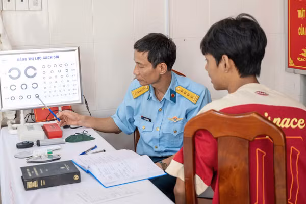 Khám tuyển phi công quân sự tại An Giang.