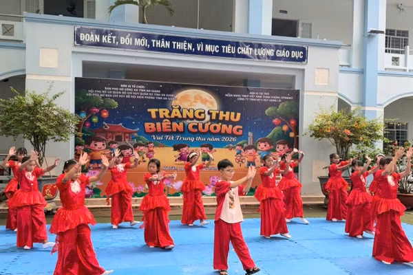 Rộn ràng Chương trình "Trăng thu biên cương" tại Trường Tiểu học Bình San - Mỹ Đức (phường Hà Tiên, tỉnh An Giang).