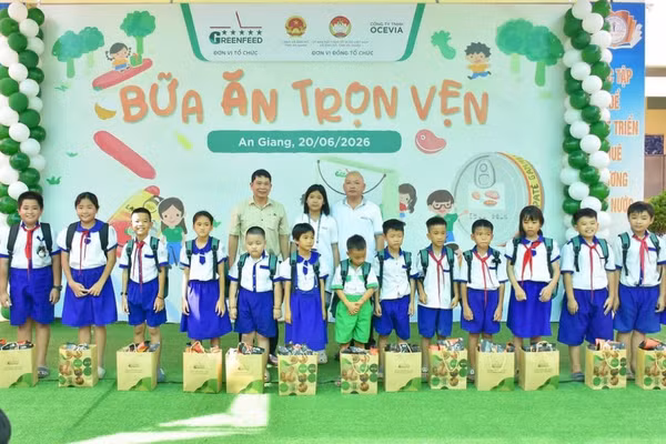 Ban tổ chức trao quà cho học sinh tại chương trình. 