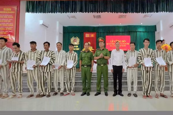 Lãnh đạo Trại giam Kênh 7 và TAND tỉnh An Giang trao Quyết định đặc xá của Chủ tịch nước cho phạm nhân.