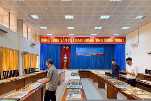 Các tác phẩm tham dự Hội thi vẽ tranh "Dấu ấn thời gian qua những trang sách". Ảnh: T.V An Giang.