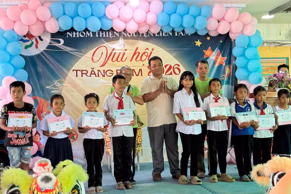 Trao học bổng và quà Trung thu cho học sinh Khmer.