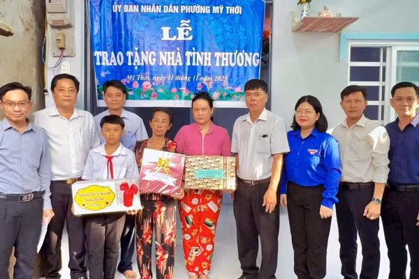 Lễ trao tặng nhà tình thương cho học sinh khó khăn.
