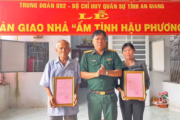 Bàn giao nhà “Ấm tình hậu phương” cho gia đình ông Nguyễn Văn Đem, ngụ xã Óc Eo, tỉnh An Giang.