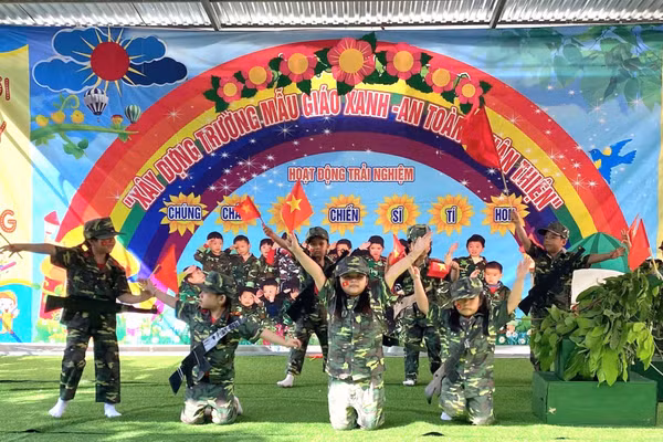 Chúng cháu là chiến sĩ tí hon.
