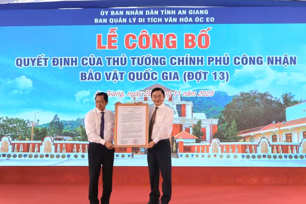 Ông Nguyễn Khánh Hiệp, Giám đốc Sở VH&TT tỉnh An Giang (bên trái) trao quyết định của Thủ tướng Chính phủ công nhận 2 Bảo vật Quốc gia cho BQL Di tích văn hóa Óc Eo.