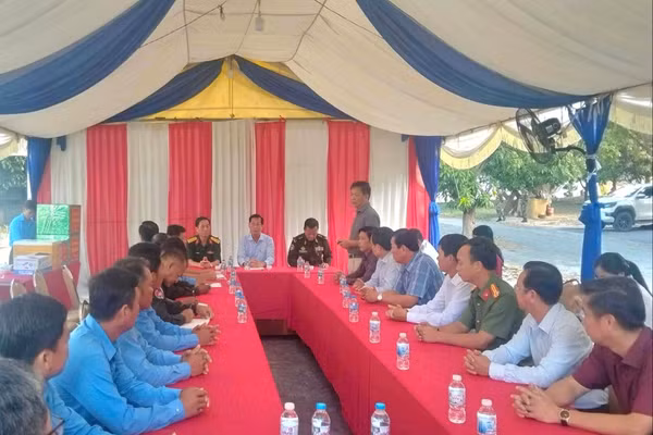 Đoàn công tác UBND tỉnh An Giang thăm Đội K93 đang làm nhiệm vụ tìm kiếm, quy tập hài cốt liệt sĩ tại Campuchia. 