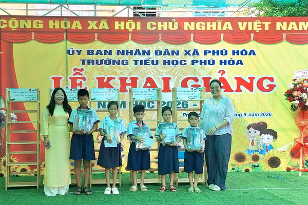 Trao quà và học bổng cho học sinh Trường Tiểu học Phú Hòa (xã Phú Hòa, tỉnh An Giang).