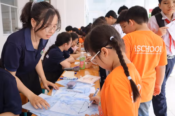 Học sinh sôi nổi tham gia Ngày hội trải nghiệm toán học.