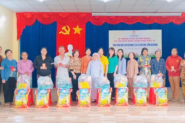 Trao quà cho hộ khó khăn trên địa bàn tỉnh An Giang.
