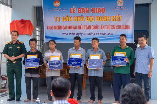 Trao nhà "Đại đoàn kết" cho các hộ khó khăn xã Vĩnh Điều, tỉnh An Giang.