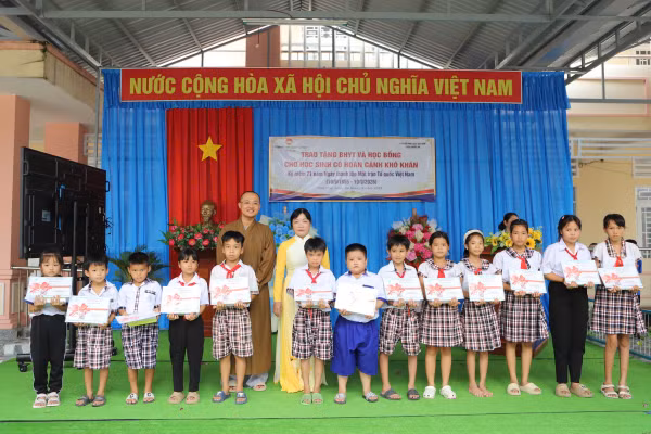 Trao bảo hiểm y tế và học bổng cho học sinh khó khăn xã Phú Hòa và Định Mỹ (tỉnh An Giang).