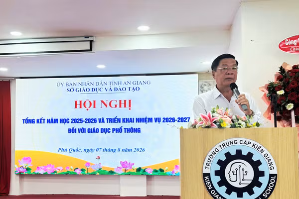 Ông Huỳnh Văn Hóa, Phó Giám đốc Sở GD&ĐT An Giang phát biểu khai mạc Hội nghị.