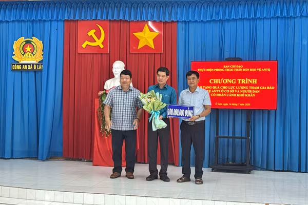 Nhà tài trợ trao bảng tượng trưng kinh phí hỗ trợ sửa chữa nhà ở cho lực lượng tham gia bảo vệ ANTT cơ sở.