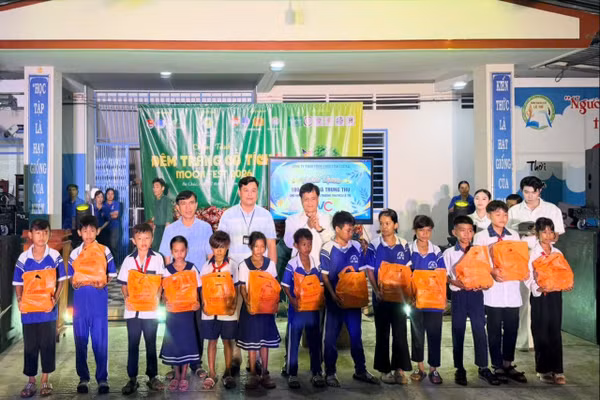 Đêm Trung thu dành cho học sinh Trường TH - THCS Lê Trì (xã Ba Chúc, tỉnh An Giang).