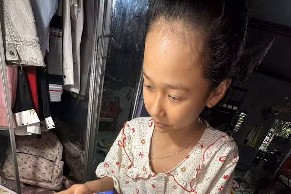 Bé Nguyễn Thị Băng Châu chăm chỉ tự học trong những ngày hè. 