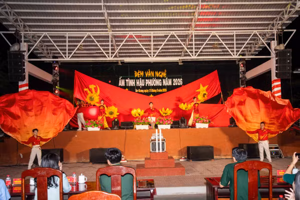 Đêm văn nghệ "Ấm tình hậu phương" tại Trung đoàn 892 - Bộ Chỉ huy Quân sự tỉnh An Giang.
