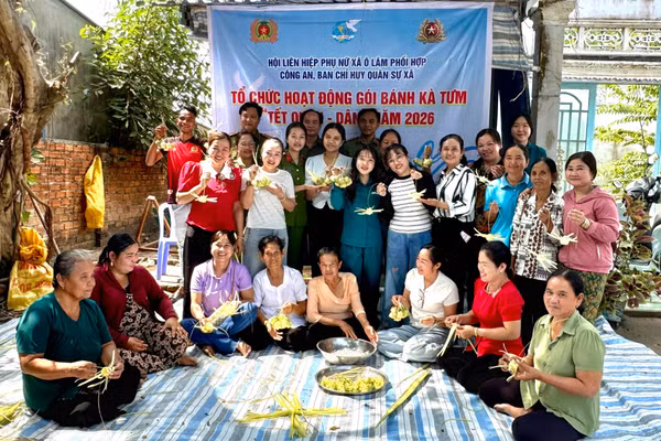 Hội viên phụ nữ, cùng cán bộ, chiến sĩ Công an và lực lượng dân quân tham gia gói, làm bánh Ka Tum.