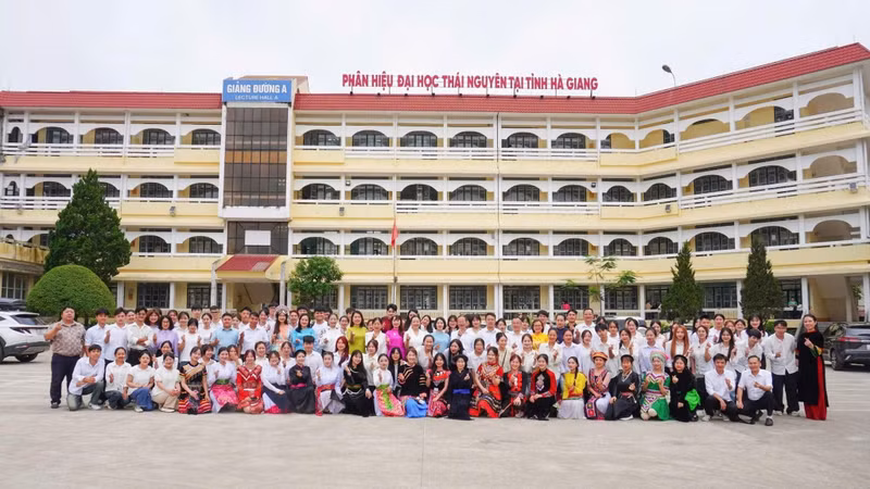 Giữ tiếng Mông từ giảng đường đại học