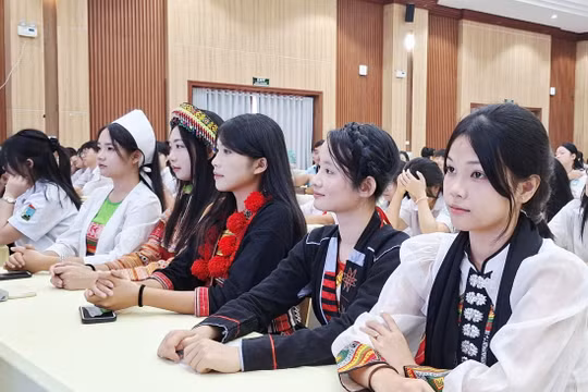 Học sinh tham gia thảo luận các nội dung về xây dựng lối sống xanh tại Hội thảo.
