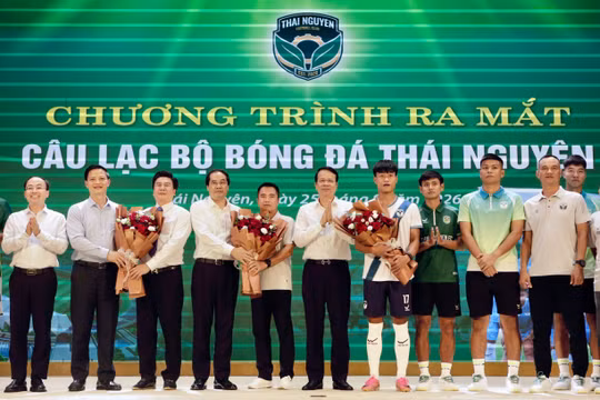 Lãnh đạo tỉnh Thái Nguyên động viên, chúc mừng đội bóng.