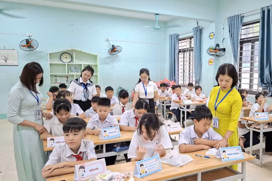 Cô giáo Đào Thị Hồng Hạnh (áo dài màu vàng) trở lại giảng dạy chuyên môn.