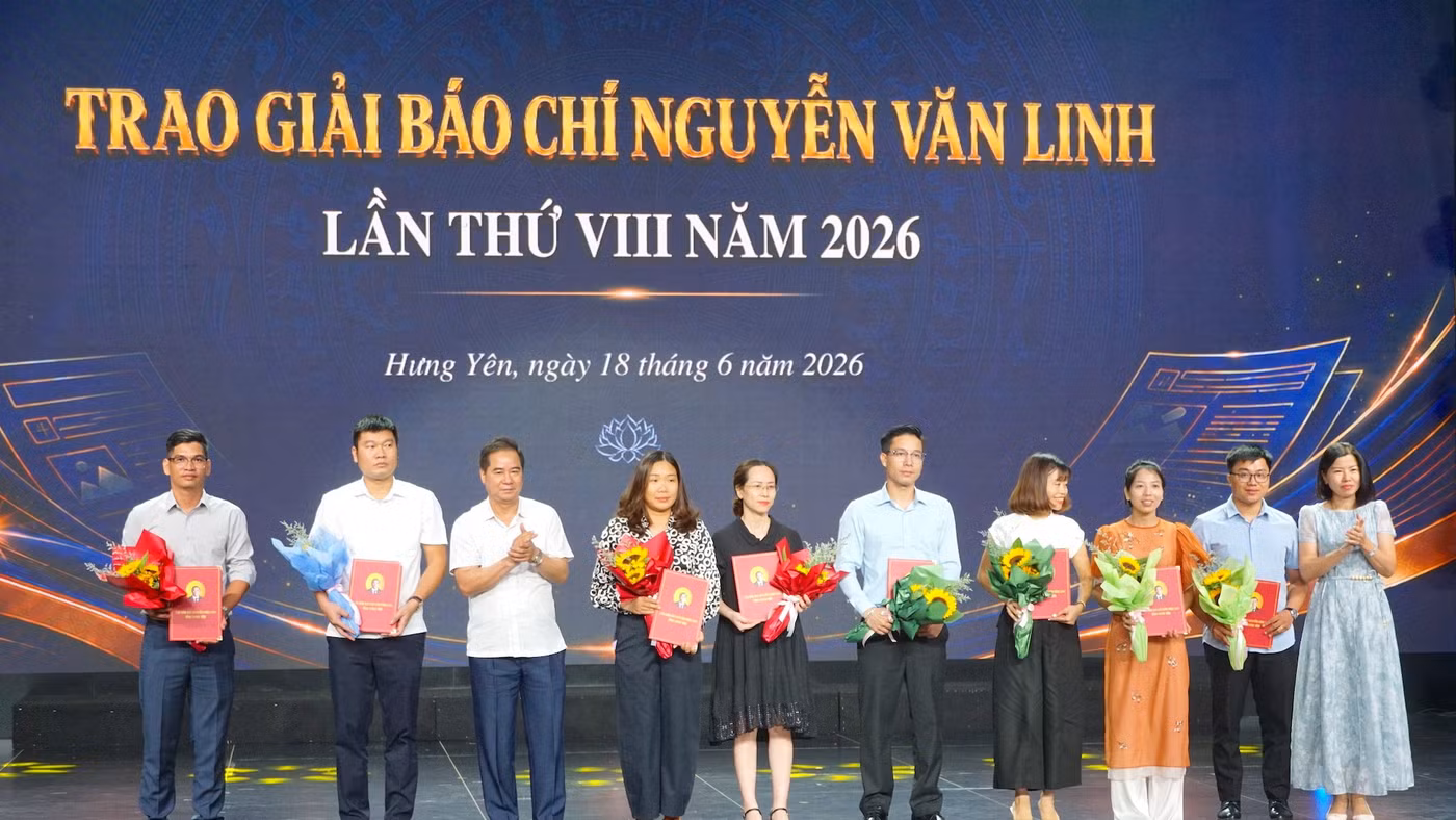 Ban tổ chức trao giải cho các tác giả.