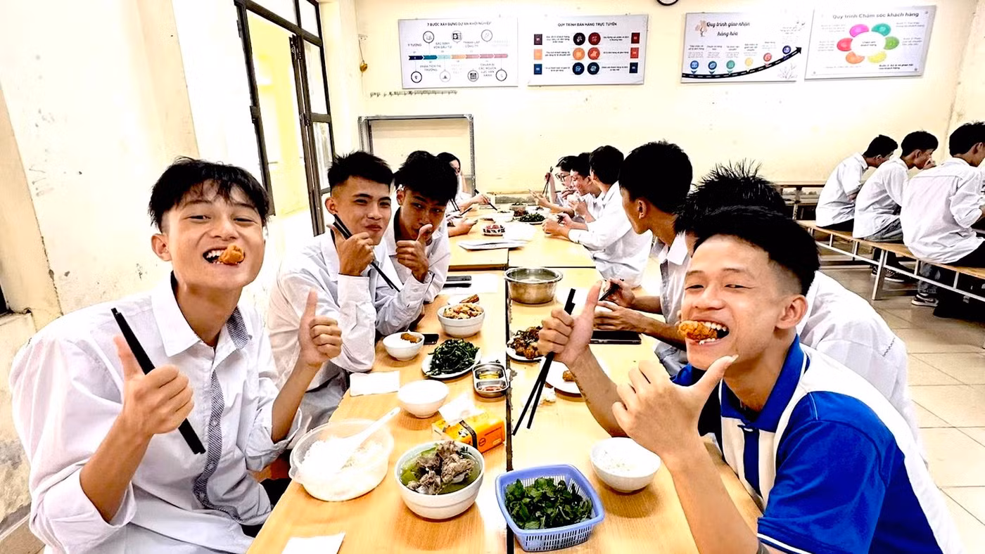 Học sinh Trung tâm GDNN-GDTX Kiến Xương vui vẻ dùng cơm trưa tại trung tâm.