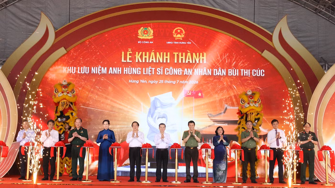 Các đại biểu thực hiện nghi thức cắt băng khánh thành công trình.