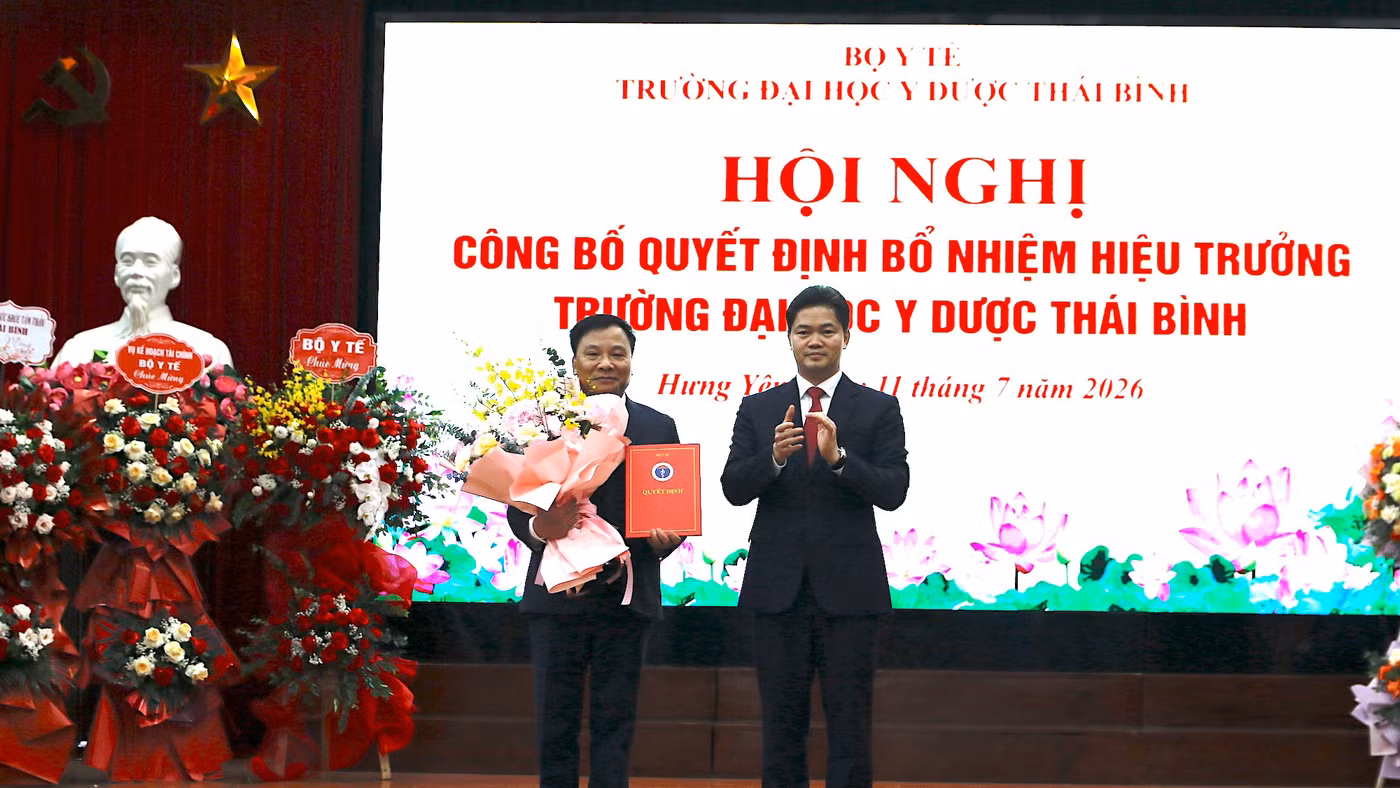 Thứ trưởng Thường trực Bộ Y tế Vũ Mạnh Hà trao quyết định của Bộ trưởng Bộ Y tế bổ nhiệm PGS.TS Nguyễn Duy Cường làm Hiệu trưởng Trường Đại Y Dược Thái Bình.