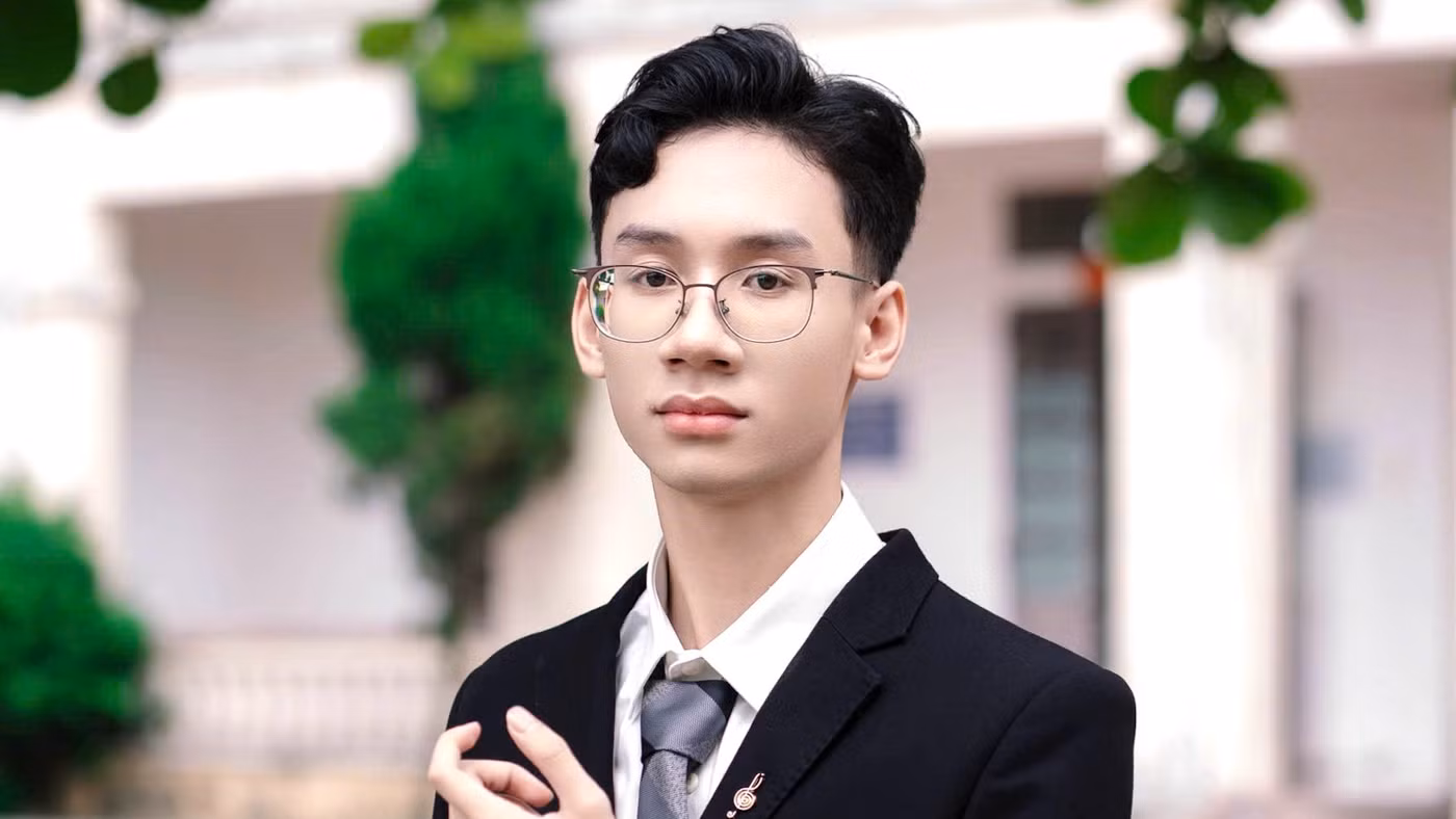 Nguyễn Văn Hưng (học sinh lớp 12A1, Trường THPT Quỳnh Thọ).