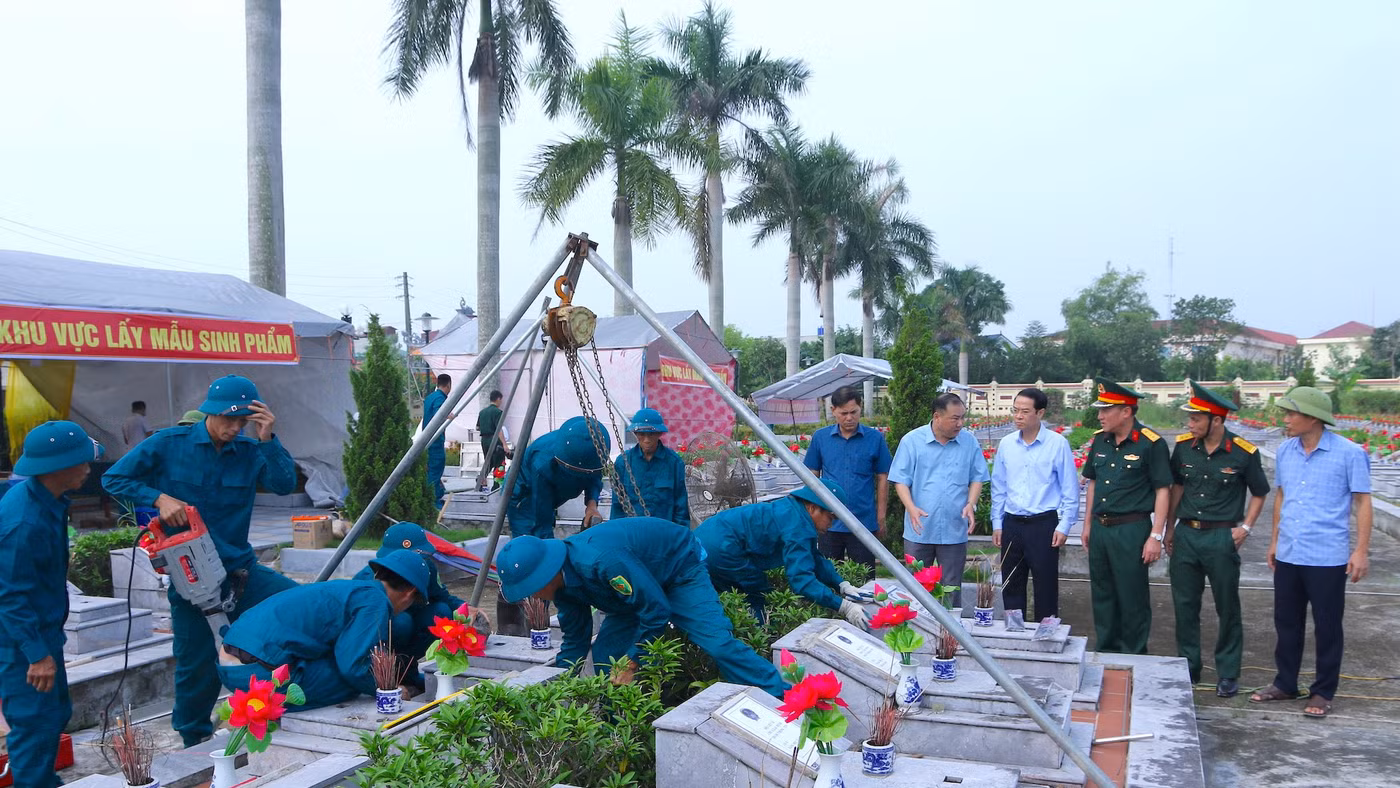 Lực lượng chức năng lấy mẫu sinh phẩm hài cốt liệt sĩ tại Nghĩa trang Liệt sĩ Đông Hưng. Ảnh: Đinh Chiến