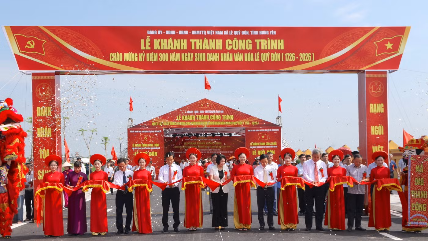 Các đại biểu thực hiện nghi thức cắt băng khánh thành.