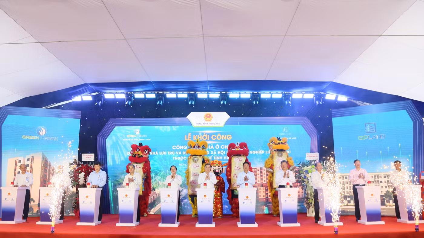 Các đại biểu thực hiện nghi thức khởi công Dự án đầu tư xây dựng Khu nhà ở xã hội phục vụ công nhân, người lao động Khu công nghiệp Liên Hà Thái. Ảnh: Tất Đạt